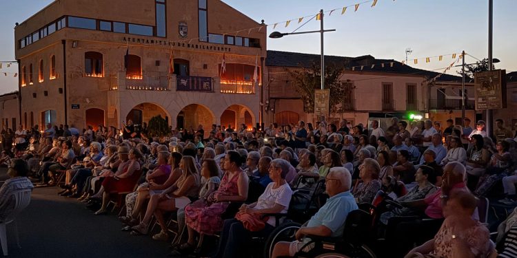 Babilafuente se ilumina con la luz de las velas en una noche de relatos que revive oficios del pasado en el corazón de la villa