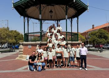 La histórica peña Badulake celebra en Peñaranda su XXX aniversario con un posado para el recuerdo en la plaza de España