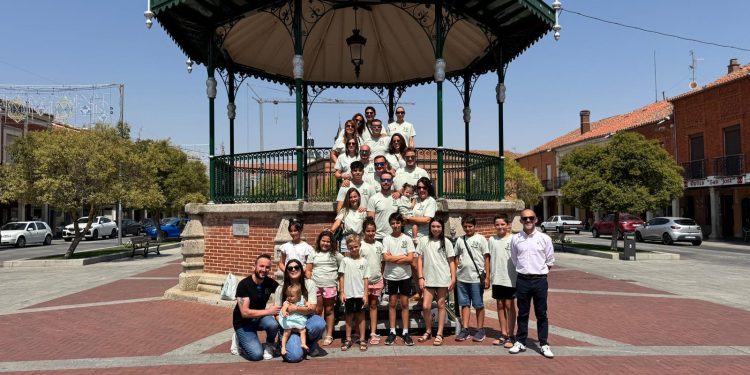 La histórica peña Badulake celebra en Peñaranda su XXX aniversario con un posado para el recuerdo en la plaza de España