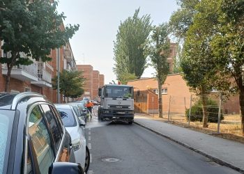 «Operación don Limpio» en Peñaranda tras las fiestas: baldeo con hidrolimpiadora para las zonas de mayor tránsito de viandantes