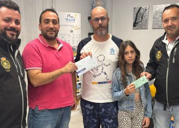 La banda de cornetas y tambores de Peñaranda entrega a Javier Delgado el premio del sorteo de un paquete vacacional a Benidorm