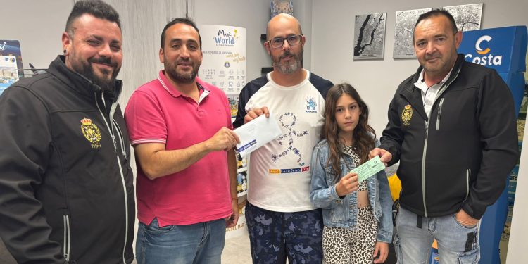 La banda de cornetas y tambores de Peñaranda entrega a Javier Delgado el premio del sorteo de un paquete vacacional a Benidorm