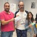 La banda de cornetas y tambores de Peñaranda entrega a Javier Delgado el premio del sorteo de un paquete vacacional a Benidorm