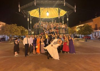 Yolanda y Juan Alberto celebran su boda en Peñaranda rodeados de familiares y amigos y con un bonito posado en el templete