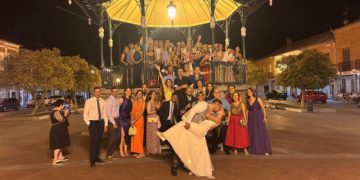 Yolanda y Juan Alberto celebran su boda en Peñaranda rodeados de familiares y amigos y con un bonito posado en el templete