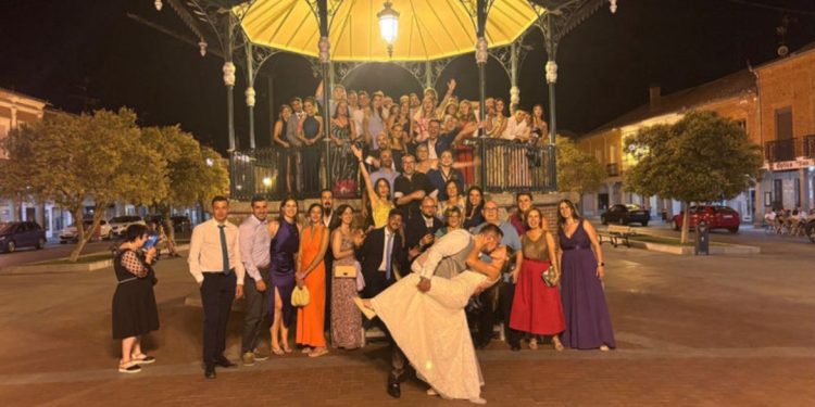 Yolanda y Juan Alberto celebran su boda en Peñaranda rodeados de familiares y amigos y con un bonito posado en el templete