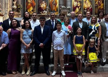 Ángel y Nati celebran sus bodas de oro en Peñaranda con dos de sus nietos como padrinos y dos nietas más portando las arras