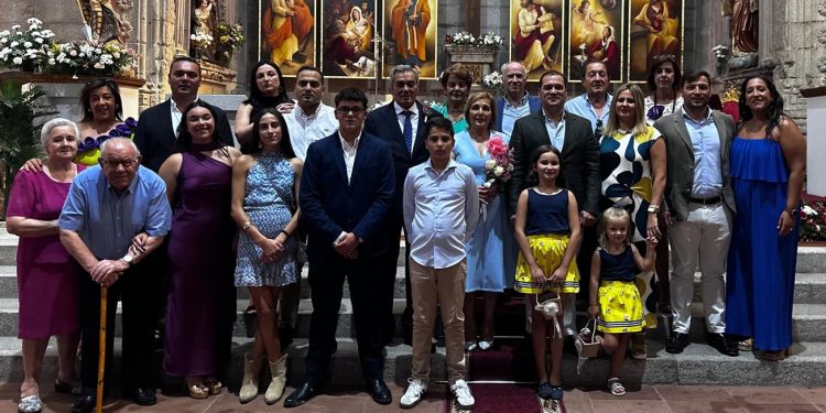 Ángel y Nati celebran sus bodas de oro en Peñaranda con dos de sus nietos como padrinos y dos nietas más portando las arras