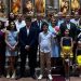 Ángel y Nati celebran sus bodas de oro en Peñaranda con dos de sus nietos como padrinos y dos nietas más portando las arras