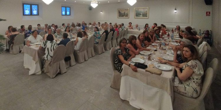 La asociación de mujeres de Bóveda del Río Almar celebra su fiesta anual con una misa, una comida, un bingo y sorteos