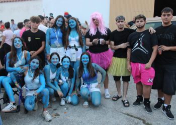 Multitudinario desfile de las peñas de Cantalpino con la charanga Los Tocacharros en el arranque de sus fiestas patronales