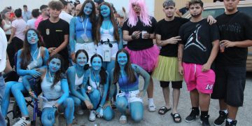 Multitudinario desfile de las peñas de Cantalpino con la charanga Los Tocacharros en el arranque de sus fiestas patronales