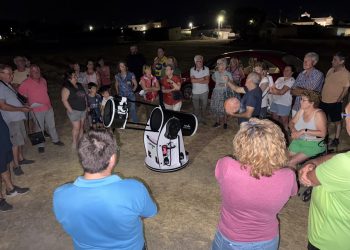 El Campo de Peñaranda disfruta en las eras de una noche astronómica observando la Luna explicada por Carlos Terradillos