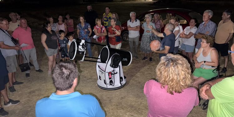 El Campo de Peñaranda disfruta en las eras de una noche astronómica observando la Luna explicada por Carlos Terradillos