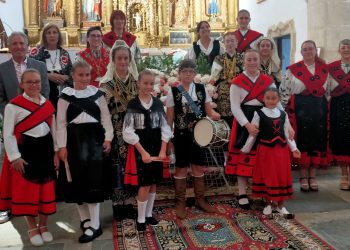 El Campo de Peñaranda ofrece sus flores a la Virgen de la Asunción luciendo trajes charros en una gran jornada festiva