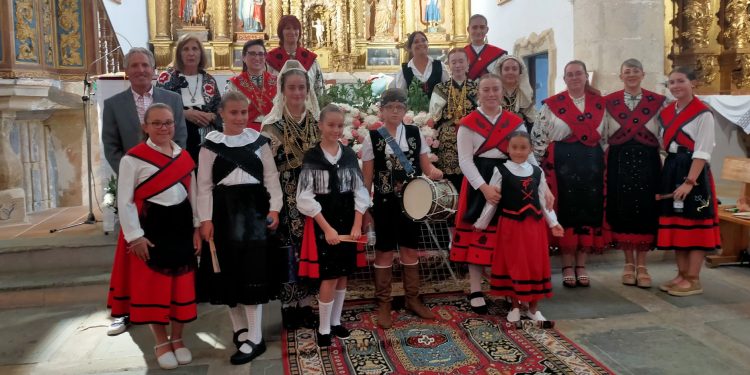 El Campo de Peñaranda ofrece sus flores a la Virgen de la Asunción luciendo trajes charros en una gran jornada festiva