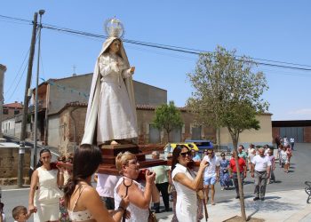 Cantalpino acompaña a la Virgen de la Asunción al ritmo del tamboril de Rufo en una mediodía con un intenso calor