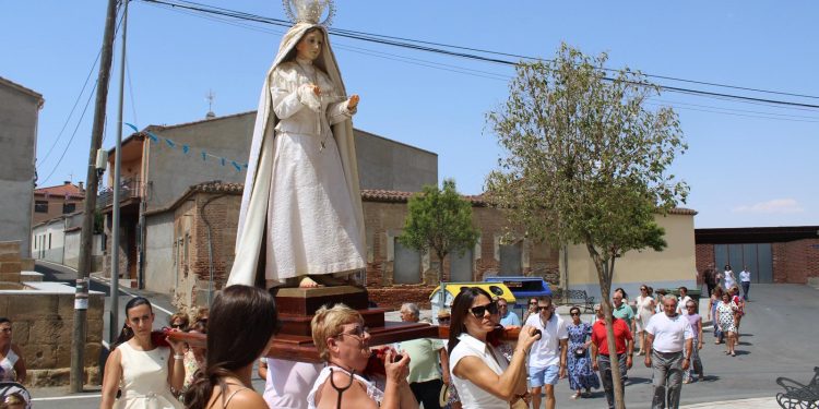 Cantalpino acompaña a la Virgen de la Asunción al ritmo del tamboril de Rufo en una mediodía con un intenso calor