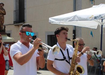 Cantalpino honra a su patrón San Roque con misa, procesión y chirigotas del Popete para animar el tradicional vermut en la plaza
