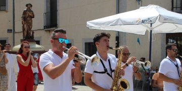 Cantalpino honra a su patrón San Roque con misa, procesión y chirigotas del Popete para animar el tradicional vermut en la plaza