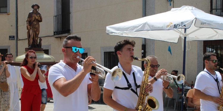 Cantalpino honra a su patrón San Roque con misa, procesión y chirigotas del Popete para animar el tradicional vermut en la plaza