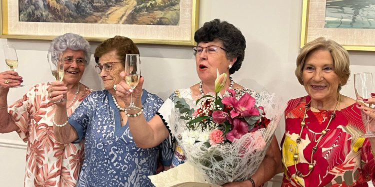 La asociación Paloma de la Paz, de Cantaracillo, inaugura su semana cultural con una comida de hermandad en Las Cabañas