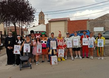 Los disfraces de las peñas, el chupinazo y el pregón a cargo de Pilar Domínguez marcan el arranque festivo en Cantaracillo