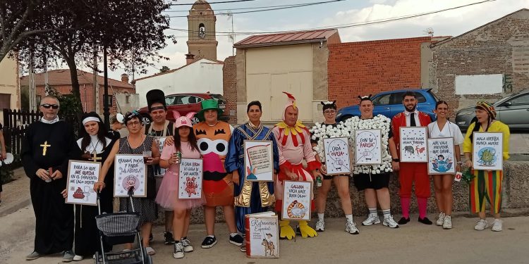Los disfraces de las peñas, el chupinazo y el pregón a cargo de Pilar Domínguez marcan el arranque festivo en Cantaracillo