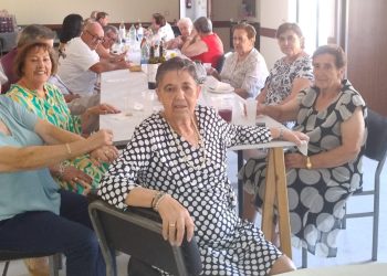 La asociación de mayores Santiago Apóstol celebra una comida de confraternidad en el salón municipal de actos de Cordovilla