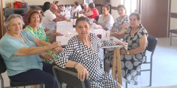 La asociación de mayores Santiago Apóstol celebra una comida de confraternidad en el salón municipal de actos de Cordovilla
