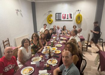Un cumpleaños con «sabor» a Salmoral: Montse celebra por todo lo alto sus 60 años en Peñaranda rodeada de sus seres queridos