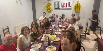 Un cumpleaños con «sabor» a Salmoral: Montse celebra por todo lo alto sus 60 años en Peñaranda rodeada de sus seres queridos