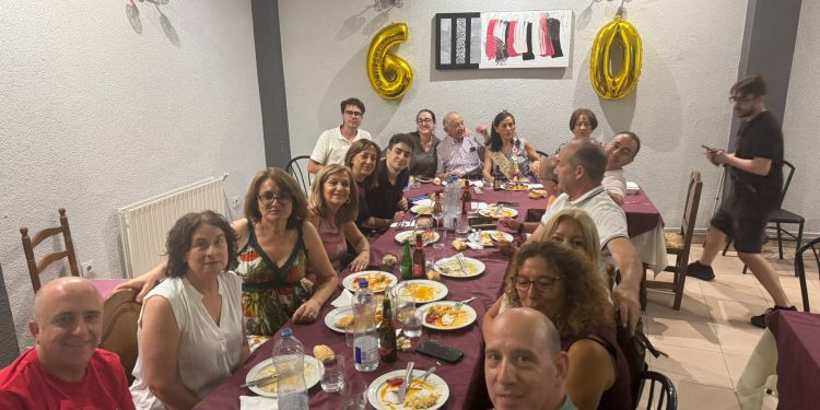 Un cumpleaños con «sabor» a Salmoral: Montse celebra por todo lo alto sus 60 años en Peñaranda rodeada de sus seres queridos