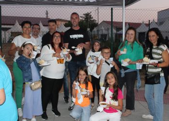 Peñaranda reparte más de un millar de raciones de patatas meneás y recauda donativos para restaurar el patrimonio local