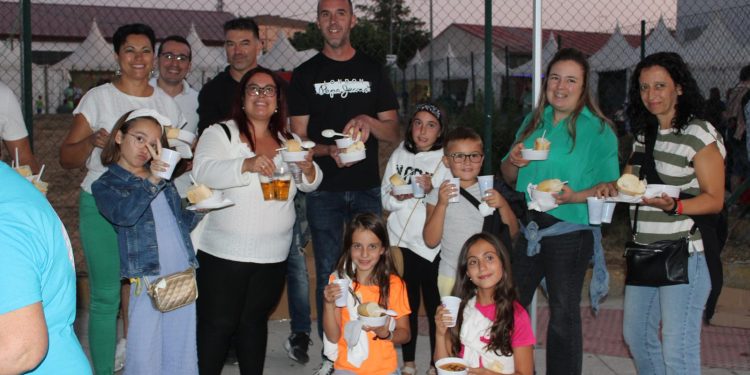 Peñaranda reparte más de un millar de raciones de patatas meneás y recauda donativos para restaurar el patrimonio local