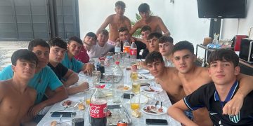 Los equipos Frutas Juanjo y Miguel Salinero comparten una cena previa a su participación en las 32 horas de Peñaranda