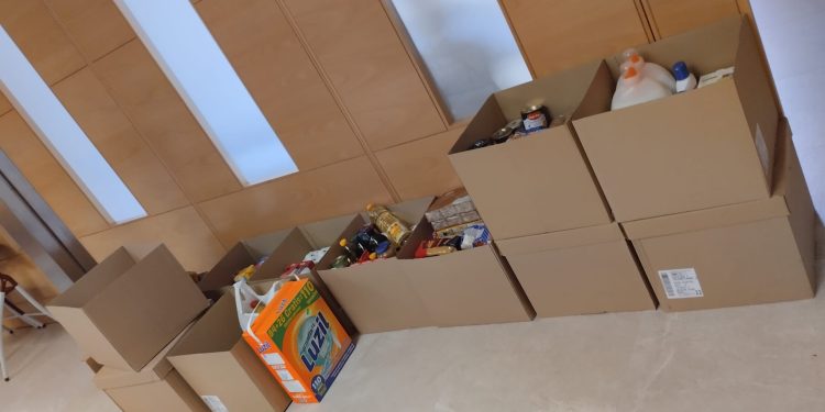 La cofradía peñarandina de La Esperanza recoge 90 kilos de alimentos y productos de higiene para los más necesitados