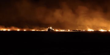 El fuego de cultivos en Poveda de las Cintas arrasó 10 hectáreas y su extinción en plena noche se prolongó casi dos horas