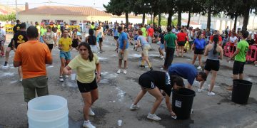 Las peñas de Arabayona de Mógica disfrutan de un divertido y concurrido Grand Prix en la explanada de la ermita de Hornillos
