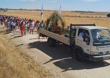 Paradinas de San Juan acompaña a la Virgen Hinojal hasta su ermita en un camino de espiritualidad, música y oración en común