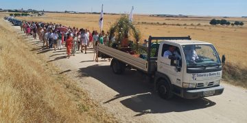Paradinas de San Juan acompaña a la Virgen Hinojal hasta su ermita en un camino de espiritualidad, música y oración en común