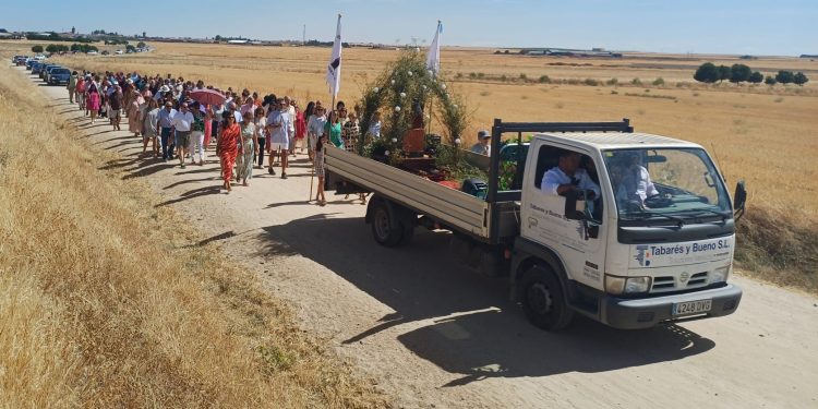 Paradinas de San Juan acompaña a la Virgen Hinojal hasta su ermita en un camino de espiritualidad, música y oración en común