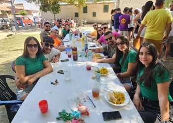 Despedida de las fiestas de San Bartolo con sabor a paella: casi 300 vecinos comparten la comida de confraternidad en el parque