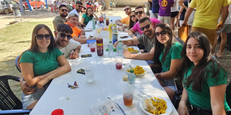 Despedida de las fiestas de San Bartolo con sabor a paella: casi 300 vecinos comparten la comida de confraternidad en el parque