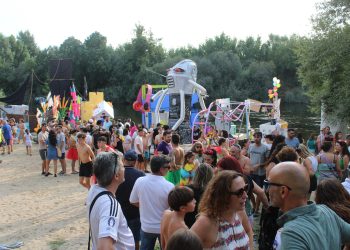 Multitudinario descenso del río Tormes en Huerta con los ‘ofnis’ y más de 2.000 personas viendo la bajada en las orillas y el puente