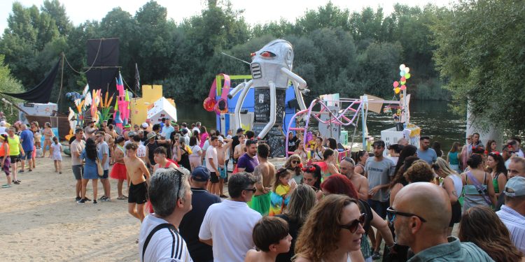 Multitudinario descenso del río Tormes en Huerta con los ‘ofnis’ y más de 2.000 personas viendo la bajada en las orillas y el puente