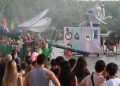 Multitudinario descenso del río Tormes en Huerta con los ‘ofnis’ y más de 2.000 personas viendo la bajada en las orillas y el puente