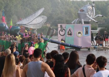Multitudinario descenso del río Tormes en Huerta con los ‘ofnis’ y más de 2.000 personas viendo la bajada en las orillas y el puente