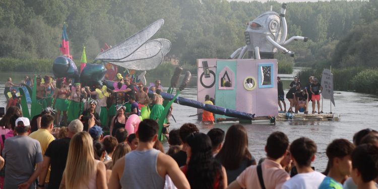Multitudinario descenso del río Tormes en Huerta con los ‘ofnis’ y más de 2.000 personas viendo la bajada en las orillas y el puente