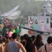 Multitudinario descenso del río Tormes en Huerta con los ‘ofnis’ y más de 2.000 personas viendo la bajada en las orillas y el puente